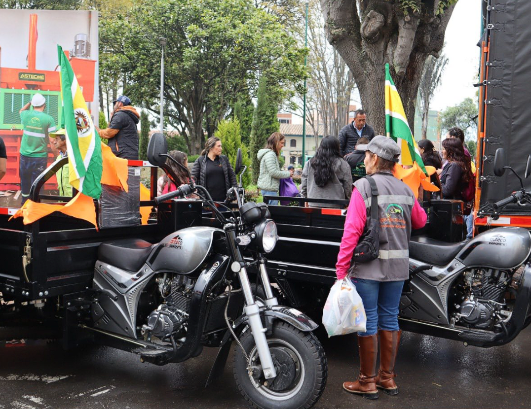 |Cajicá| fortalece el aprovechamiento de residuos con entrega de |vehículos a recicladores|