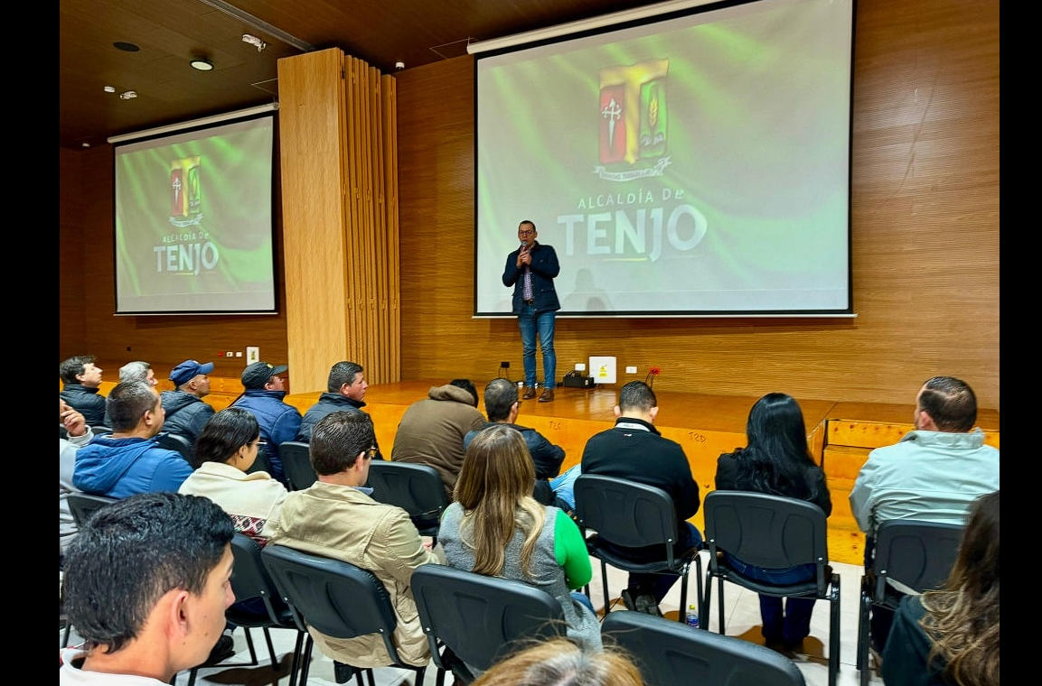 Alcalde Iván David |Nemocón| destacó la vocación de servicio de los funcionarios públicos