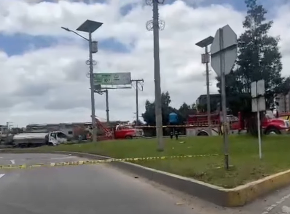 Intervención inmediata por |vertimiento de combustible| en el |río Bogotá| + Video
