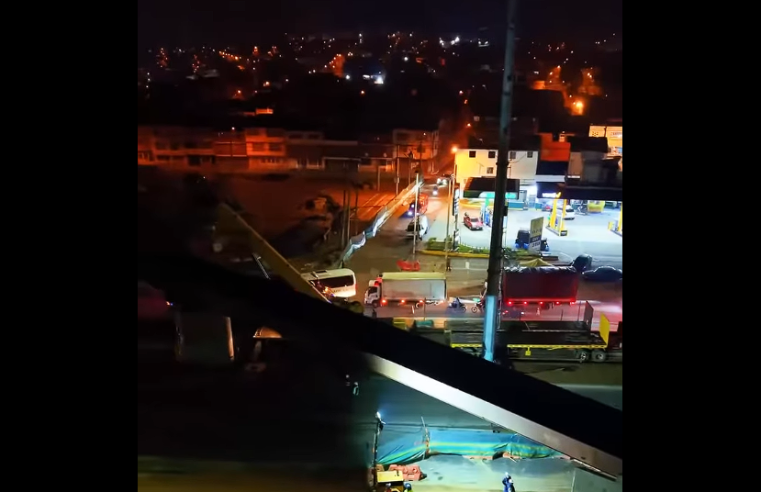 Instalan viga principal del nuevo |puente vehicular| sobre la |Autopista Sur| en |Soacha| + Video