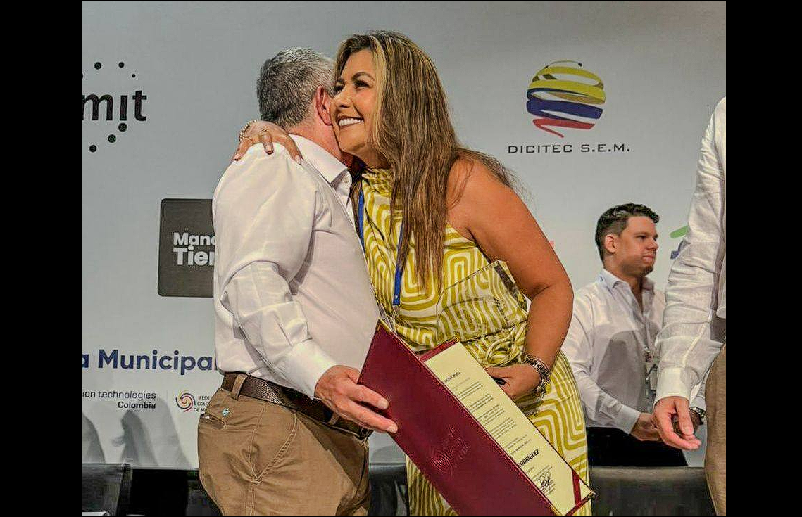 Alcaldesa de |Sopó| recibe reconocimiento nacional por experiencia en |gestión municipal|