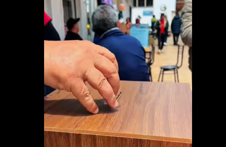 Ciudadanos participan en la elección del mobiliario para la |Plaza de los Comuneros| en |Zipaquirá| + Video