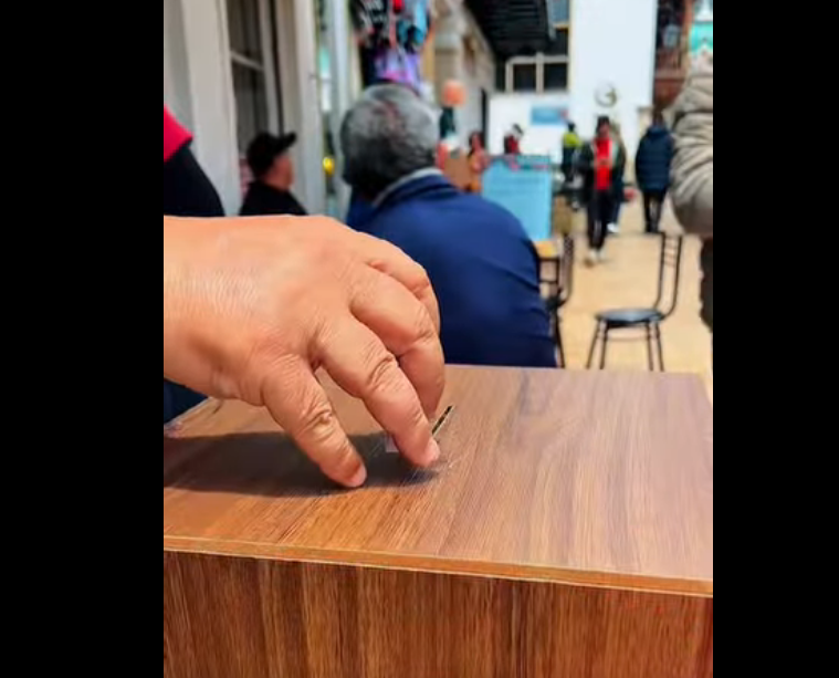 Ciudadanos participan en la elección del mobiliario para la |Plaza de los Comuneros| en |Zipaquirá| + Video