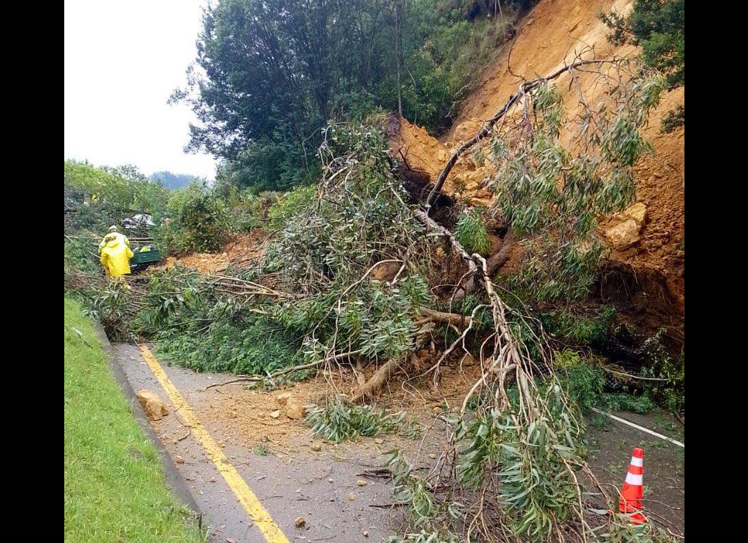 |Fuertes lluvias| generan más de 14 |emergencias viales| en |Cundinamarca|