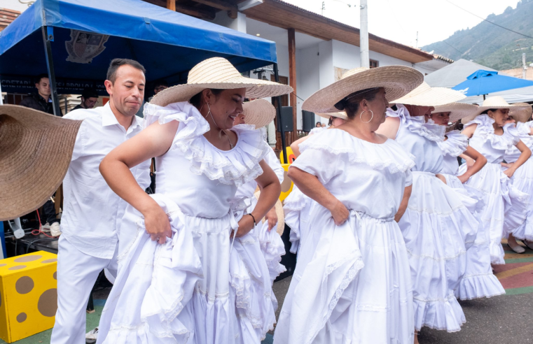 |Sopó| celebra sus tradiciones con |música| y |danza| en los |Domingos Culturales|