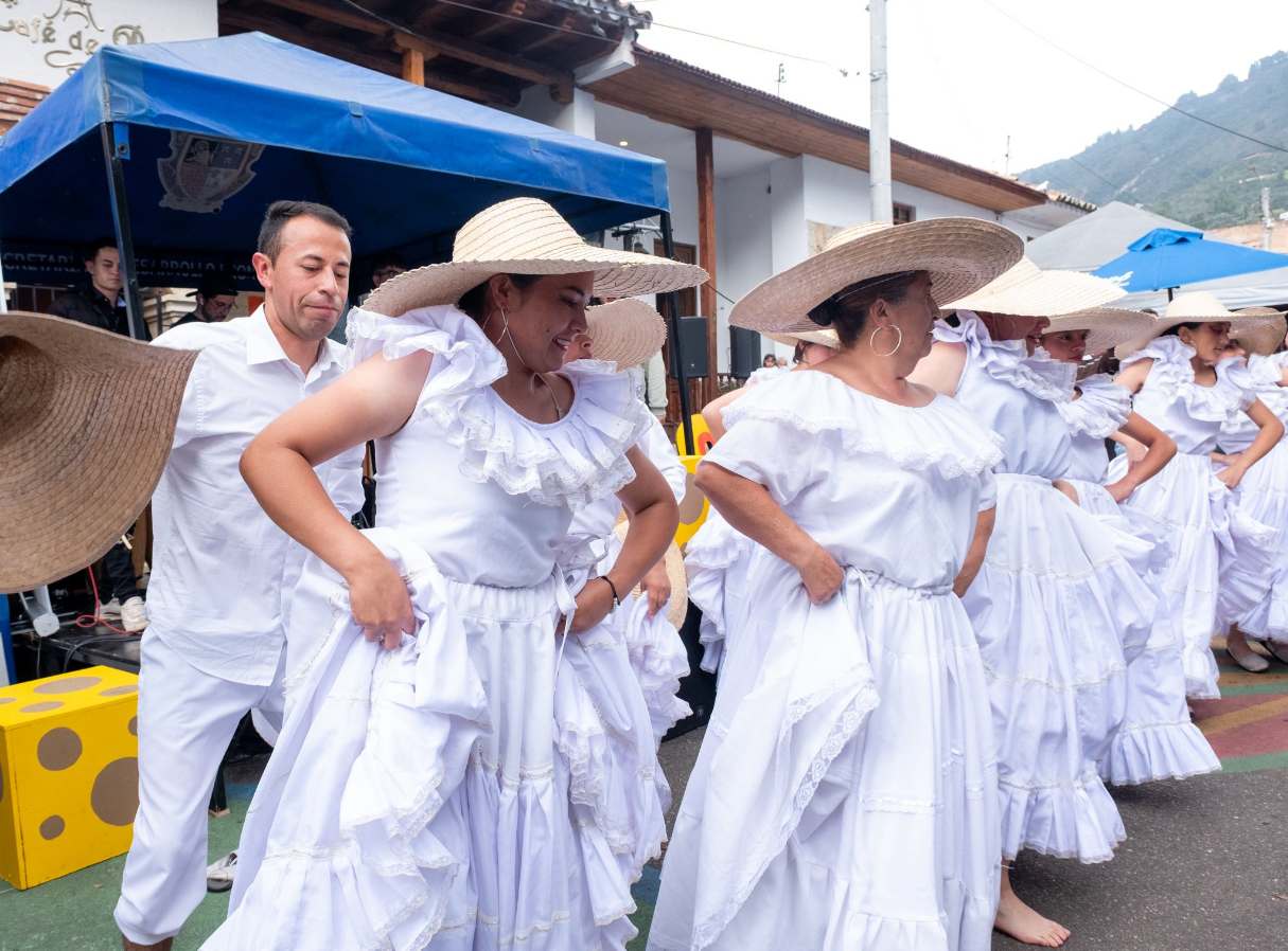 |Sopó| celebra sus tradiciones con |música| y |danza| en los |Domingos Culturales|