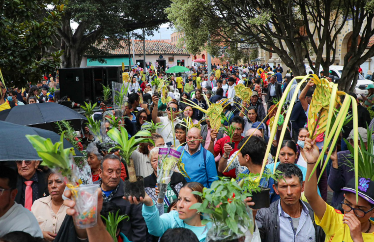 |Chía| inicia la |Semana Santa| con multitudinaria misa campal en el |Parque Santander|