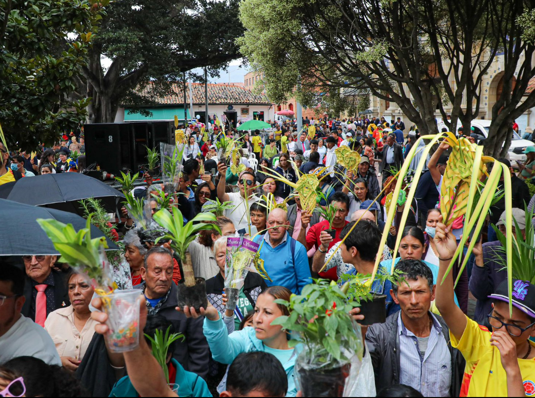 |Chía| inicia la |Semana Santa| con multitudinaria misa campal en el |Parque Santander|
