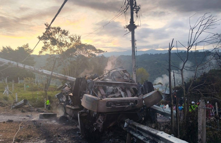 Emergencia por volcamiento de |tractocamión| en |Silvania| deja dos víctimas fatales