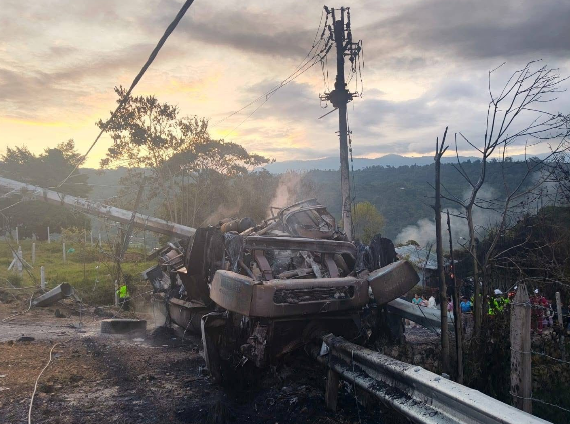 Emergencia por volcamiento de |tractocamión| en |Silvania| deja dos víctimas fatales