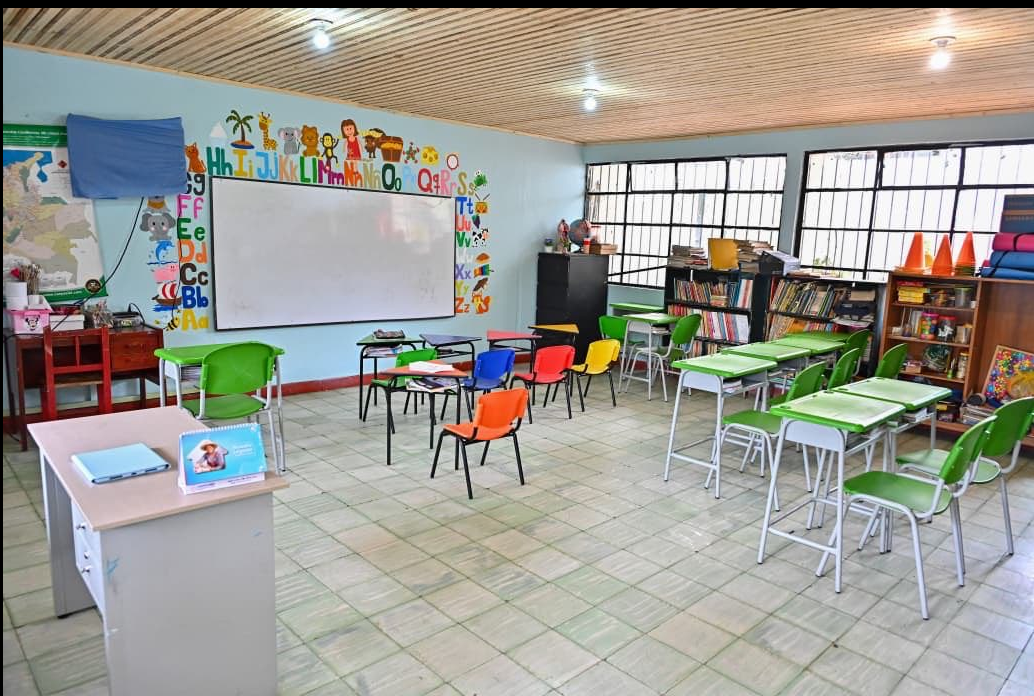 Mejoran |infraestructura educativa| en escuela rural de |Sutatausa|