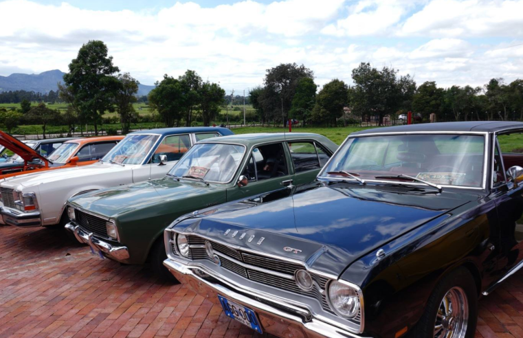 |Tenjo| cierra con éxito la tercera Exhibición de |Carros Antiguos|