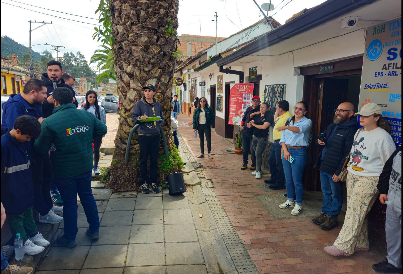 Autoridades y comunidad de |Tenjo| analizan situación de palmeras en el casco urbano
