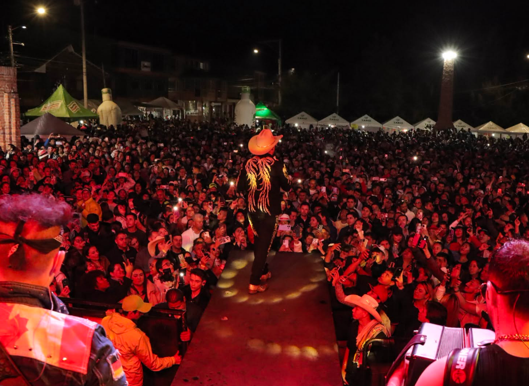 |Ciro Quiñones| cerró la celebración con un espectáculo lleno de emoción y conexión con el público