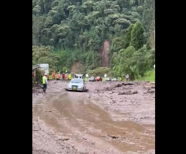 |Evacúan vehículos| atrapados entre |derrumbes| en |Curubital| y continúan labores de remoción