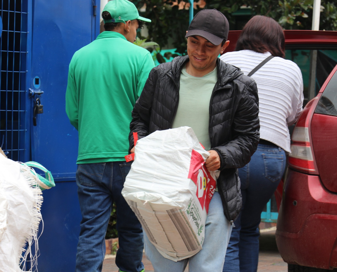 Estudiantes del |FOEST| promueven reciclaje para cumplir |labor social| en |Tocancipá|