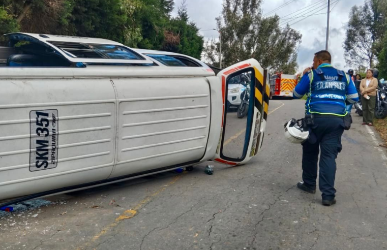 Sin lesionados graves tras volcamiento de |ruta escolar| en la vereda Yerbabuena de |Chía|