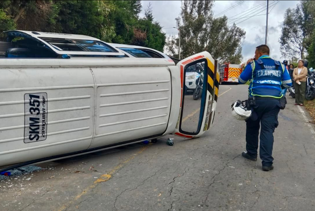 Sin lesionados graves tras volcamiento de |ruta escolar| en la vereda Yerbabuena de |Chía|