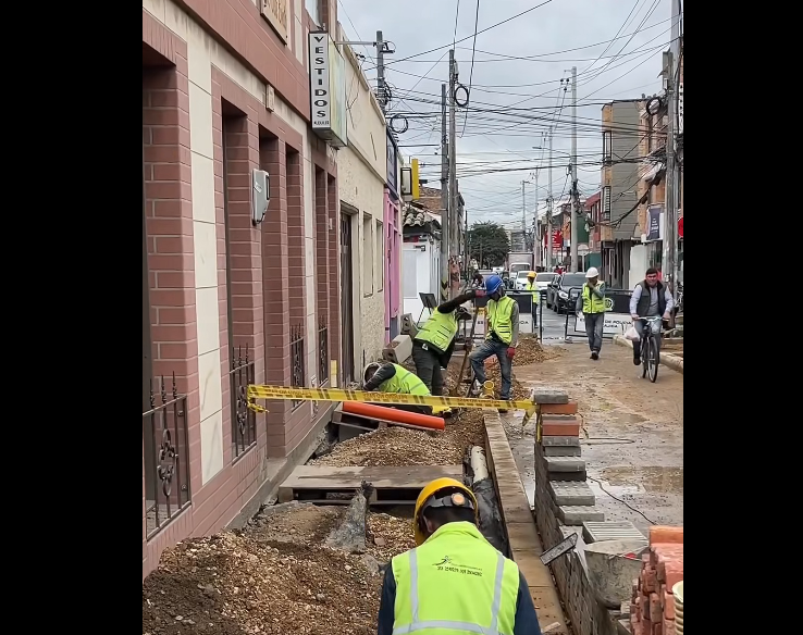 Avanza la rehabilitación de |andenes| para mejorar la |movilidad| peatonal en |Cajicá| + Video