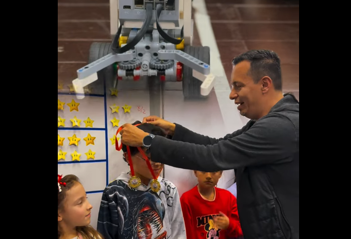 26 niños de |Chía| fueron certificados en |programación| y |robótica| |LEGO| + Video