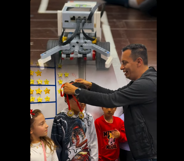 26 niños de |Chía| fueron certificados en |programación| y |robótica| |LEGO| + Video