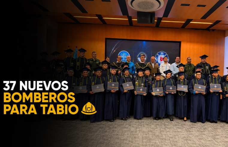 ? |ESBOCUN| graduó 37 nuevos bomberos en |Tabio|, ¿qué reconocimiento recibió el alcalde?